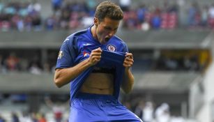 Santiago Giménez, delantero de Cruz Azul, celebrando un gol