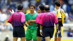 Jorge Campos en trifulca con Pumas ante América