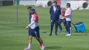 Luis Fernando Tena en el entrenamiento de Chivas