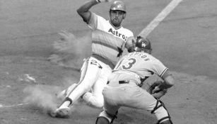 Bob Watson, primera base de los Astros de Houston, se barre en el plato