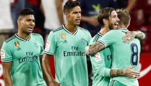 Jugadores Del Real Madrid celebran una anotación 