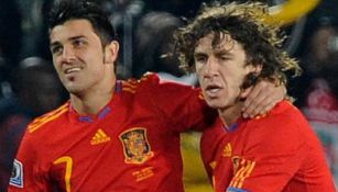 David Villa y Carles Puyol durante un duelo con España 