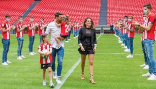 Aritz Aduriz durante su despedida, junto a su familia