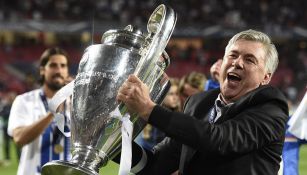 Carlo Ancelotti levanta el trofeo de la Champions League 