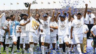 Jugadores de Pumas festejan el título del Clausura 2011