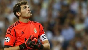 Casillas mira al cielo durante un juego del Real Madrid