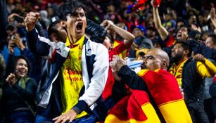 Afición celebra durante un partido de Morelia