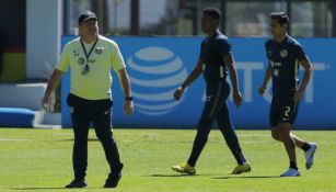 Miguel Herrera, Andrés Ibargüen y Luis Fuentes en entrenamiento