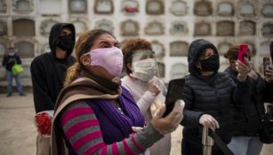 Personas con cubrebocas en Lima, Perú