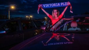 Aficionados del Viktoria Plzen convirtieron autocinema en su 'estadio'
