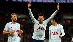 Dele Alli celebra un gol con Kane y Son 