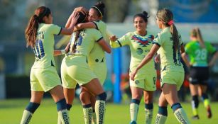 Futbolistas del cuadro femenil de las Águilas festejan una anotación