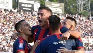 Jugadores de Cerro Porteño celebran una anotación