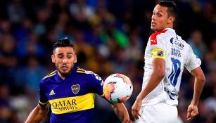 Salvio conduce el balón en un juego de Boca Juniors