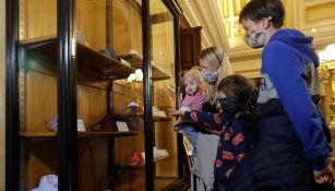 Público visita el Museo Nacional de Praga para conocer la exposición
