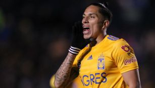 Carlos Salcedo en acción con Tigres