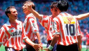 Jugadores de Chivas celebran un gol en 1997