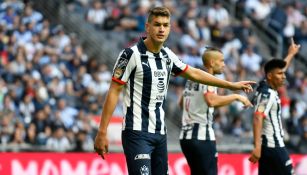 César Montes durante un partido con Monterrey