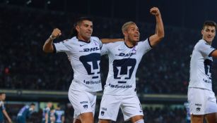 Barrera y Malcorra celebran un gol durante un partido con Pumas