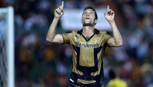 Luis García festeja un gol con Pumas en 2013