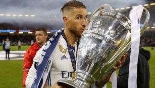 Sergo Ramos posa con el trofeo de la Champions League 