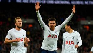 Dele Alli celebra un gol con Kane y Son 