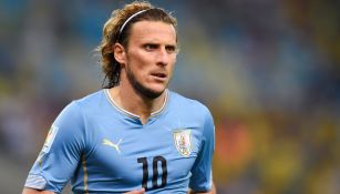 Diego Forlán durante un duelo con la selección de Uruguay 