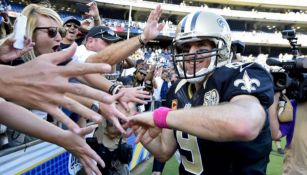 Drew Brees saludo a los fans después de un partido