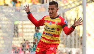 Rocha festeja un gol con Monarcas