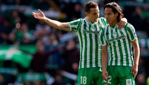 Guardado y Lainez durante un partido del Betis