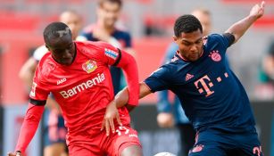 Gnabry y Diaby pelean un balón en Bundesliga 