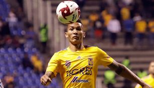 Meza disputa el esférico en un partido de la Liga MX