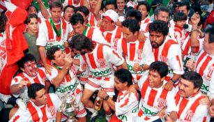 Jugadores de Necaxa celebran el título contra Cruz Azul