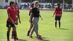 Nelly Simón en un entrenamiento con Chivas