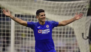  Lucas Passerini festeja un gol con Cruz Azul