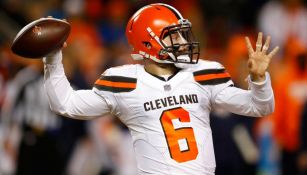 Mayfield lanza un pase en un juego de los Browns