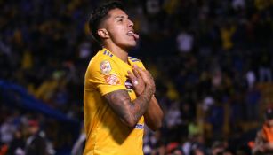 Salcedo en festejo de gol