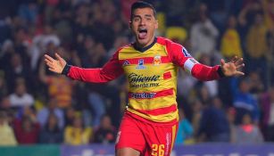 Aldo Rocha celebra un gol con Monarcas