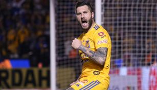 Gignac festeja una anotación con los Tigres