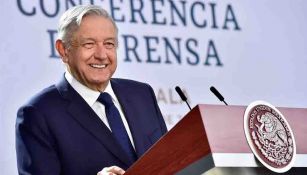 López Obrador sonríe en una conferencia de prensa