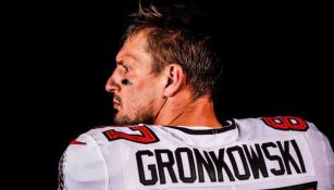 Rob Gronkowski posa con el nuevo uniforme de Tampa Bay