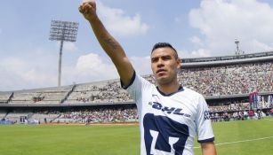 Pablo Barrera entonando el himno de la Universidad