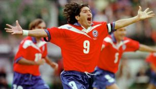 Iván Zamorano durante un duelo con la selección de Chile