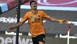 Raúl Jiménez celebrando su gol con Wolverhampton