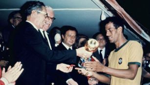 Carlos Alberto recibiendo el trofeo a manos del expresidente Luis Echeverría