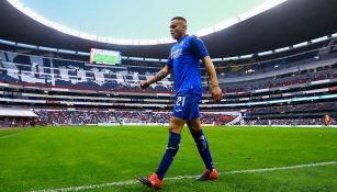 Rodríguez camina en el Azteca durante un juego del Cruz Azul