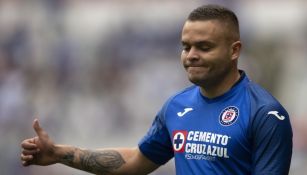 Jonathan Rodríguez durante un partido con Cruz Azul