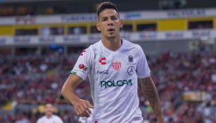 Mauro Quiroga durante un duelo con Necaxa