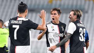 Jugadores de la Juve celebran anotación contra Lecce