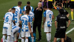 Javier Aguirre dando indicaciones a jugadores del Leganés 